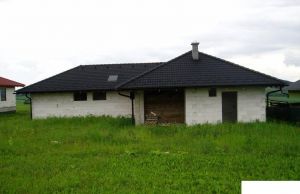 Veľký bungalow-hrubá stavba, pozemok 1.434 m2 s IS - Svinia - ZĽAVA