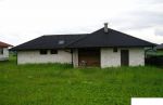 Veľký bungalow-hrubá stavba, pozemok 1.434 m2 s IS - Svinia - ZĽAVA